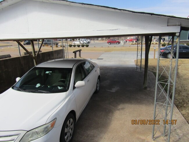 Building Photo - centrally located, pets negotiable with ow...
