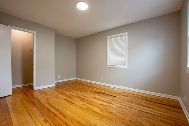 Building Photo - Adorable 3 Bedroom / 1 Bath Split Entry Home in Carter Lake with 2 Car Detach Garage!
