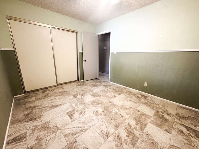 Building Photo - "Charming 3-Bed Oasis with 2 Baths and 170...
