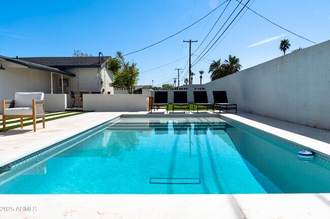 Building Photo - 6813 E Belleview St