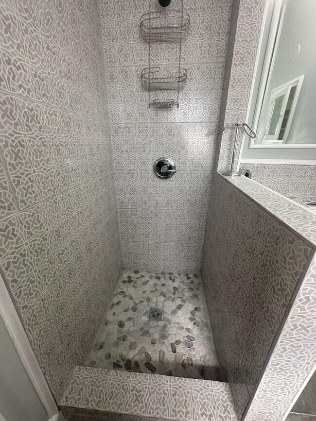 Building Photo - 3 bedroom 2 bath beautiful home with tons of character!