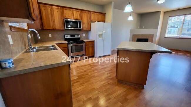 Building Photo - Charming 4B/3BA Craftsman in Gresham!