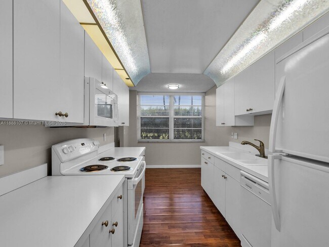 Building Photo - 1000 St Charles Pl