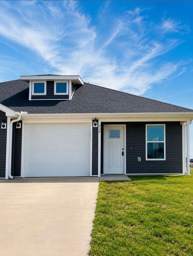 Building Photo - 424-426 Alex Jordan Dr