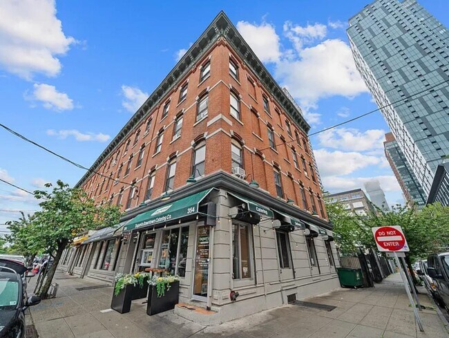 Building Photo - 354 Grove St