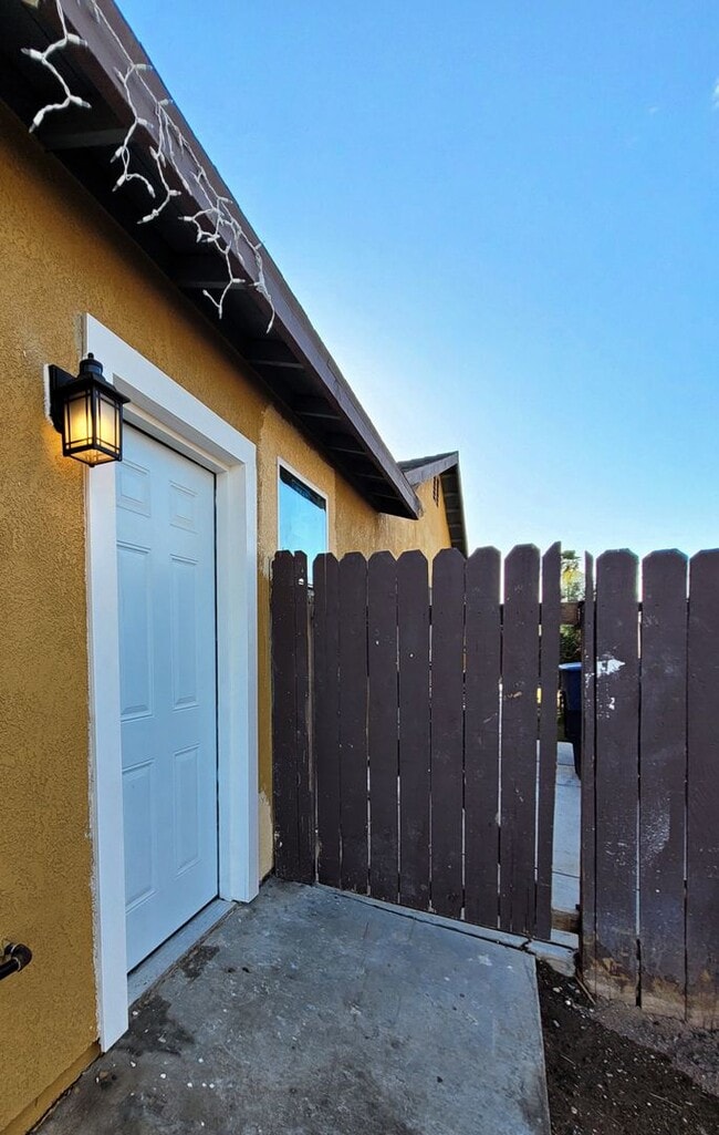 Building Photo - Spacious & Modern Studio for Rent in Calex...