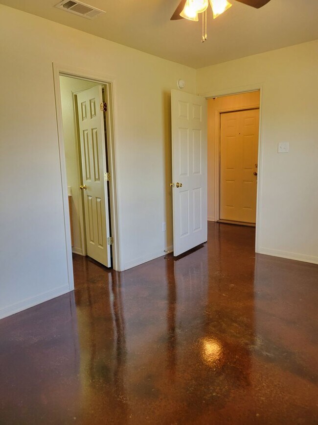 Building Photo - 1611 Libby Ln