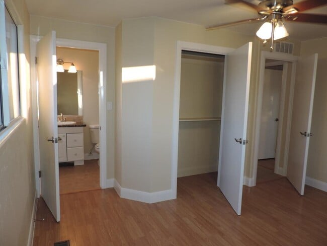 Building Photo - Dog Friendly - 4 Bedroom with Granite Counter tops.