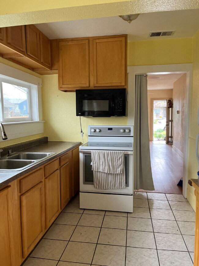 Building Photo - "Charming 4-Bedroom Oasis with 2 Full Bath...