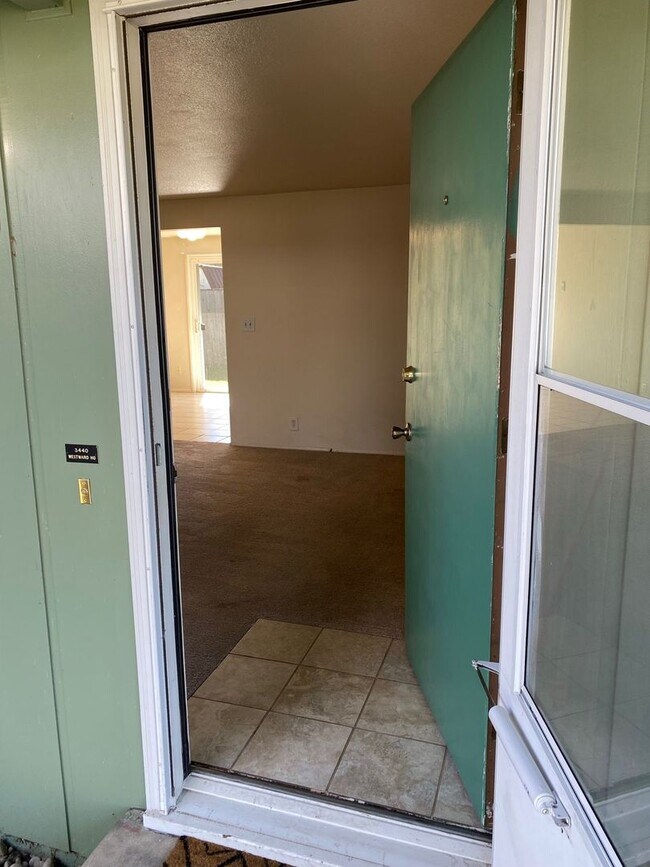 Building Photo - 2 Bedroom 1 Bathroom Home with a Backyard!