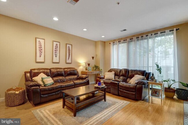 Building Photo - 934 N 3rd St