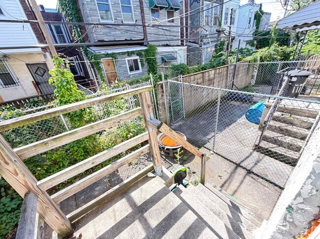 Building Photo - 113 N Peach St