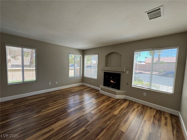 Building Photo - 910 Elegant Coral Ave