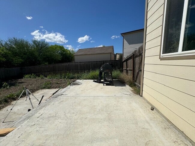 Building Photo - Super Nice! Featuring 4 bedroom/ 3 bath