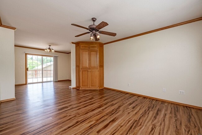 Building Photo - Spacious Bentonville Duplex!