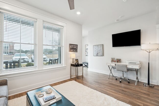 Building Photo - 3/3.5 End-Unit Townhome in Midtown Mt. Pleasant!