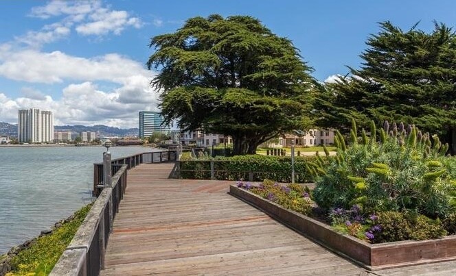 Building Photo - 6 Commodore Dr