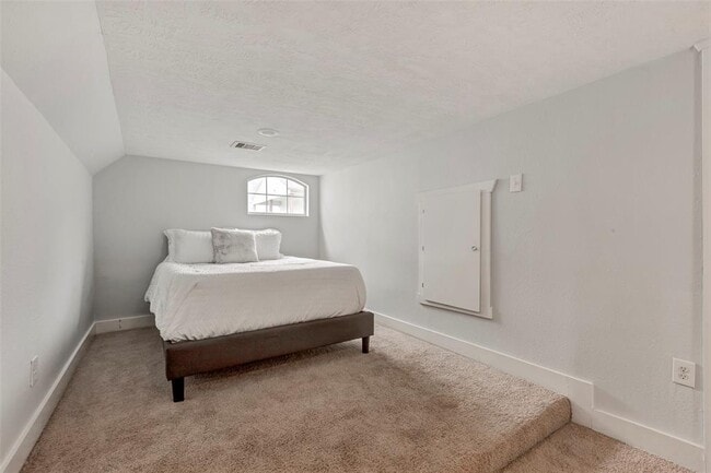 Building Photo - 615 Allston St