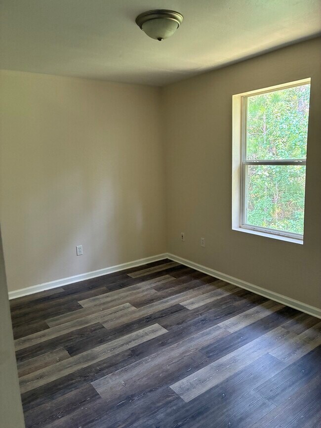 Building Photo - Beautiful 4/2 duplex