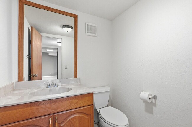 Building Photo - 430 Commodore Dr