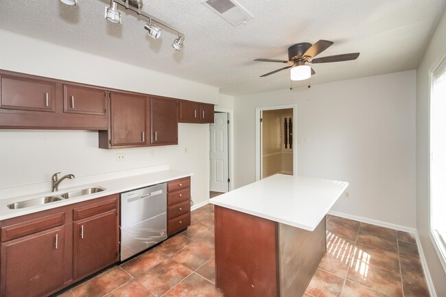 Building Photo - 7095 Water Oak Cove