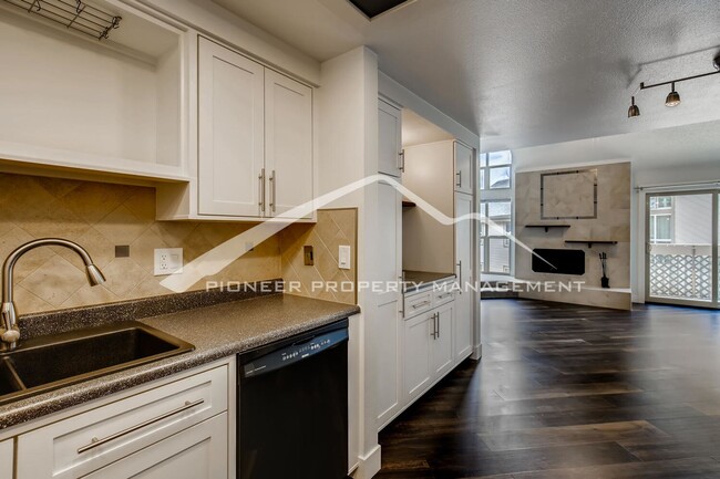 Building Photo - Spacious Condo with Washer/Dryer and Parking