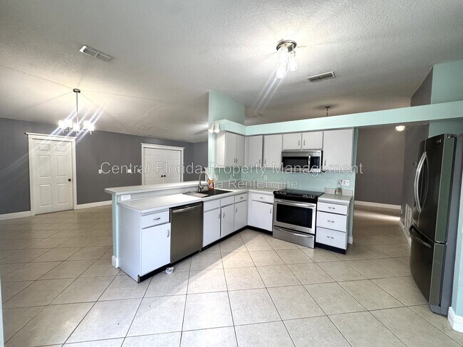 Building Photo - 8120 Lesia Cir