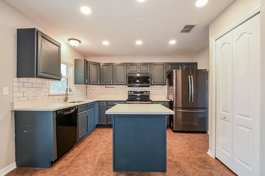 Building Photo - 7545 Sloewood Dr