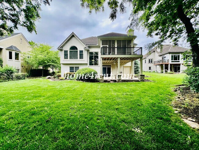 Building Photo - Exceptional 1.5 Story Home in the Prestigious Loch Lloyd Community!