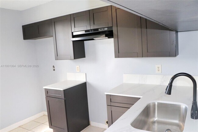 Building Photo - 1080 N Franklin Ave