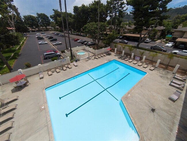 Building Photo - $2,000- 1 Bed / 1 Bath Condo located in Mission Plaza Complex in Mission Valley