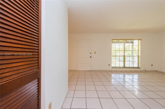 Building Photo - 10784 N Kendall Dr