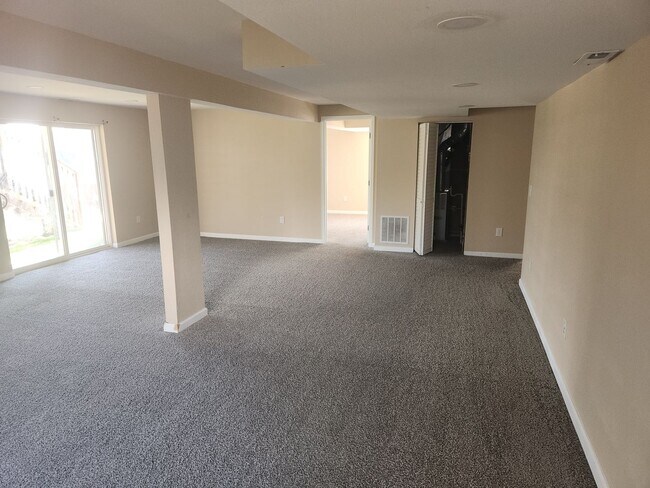 Building Photo - 8179 Meadowcrest Dr