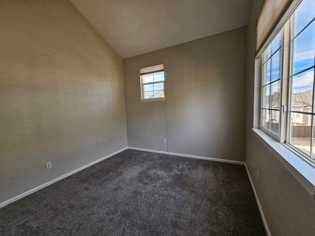 Building Photo - Stunning Highlands Ranch Townhome