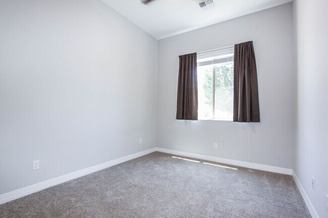 Building Photo - Granville - 3 bedroom home