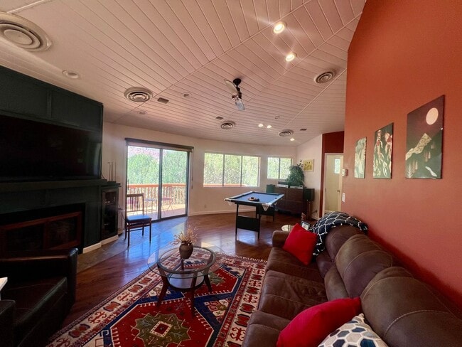 Building Photo - 335 Foothills S Dr