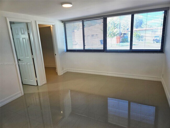 Building Photo - 323 SW 31st Ct