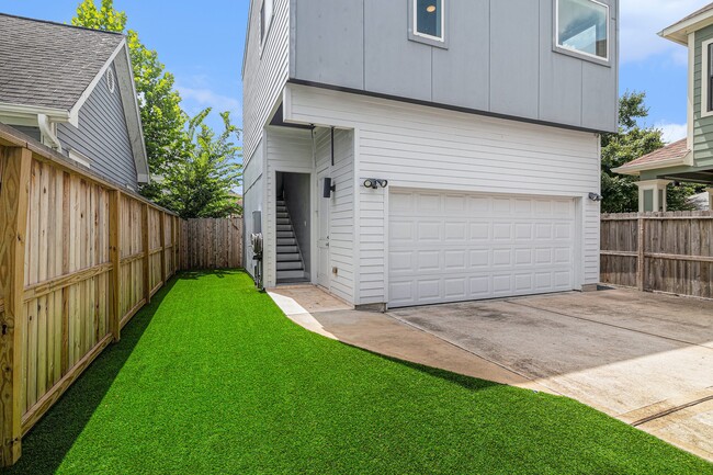 Building Photo - 925 Herkimer St