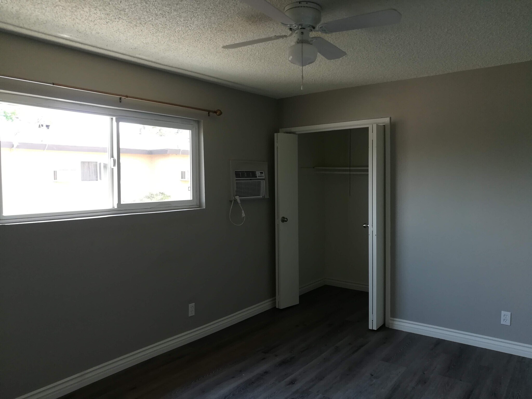 Building Photo - 7549 N Hollywood Way