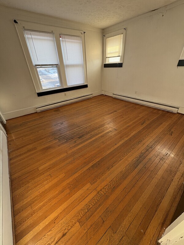 Building Photo - 916 College Ave