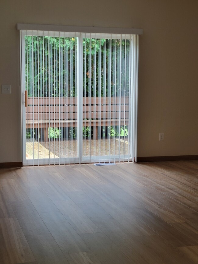 Building Photo - 6585 Grosse Dr