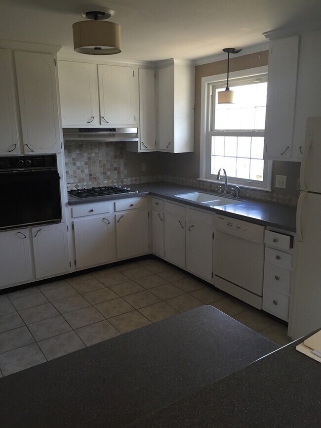 Building Photo - GREAT LOCATION!! Nicely updated home!!