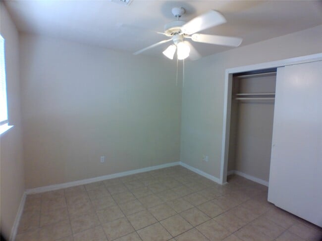 Building Photo - 1301 Glenmore Dr
