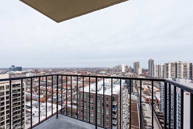 Building Photo - 1212 N La Salle Dr