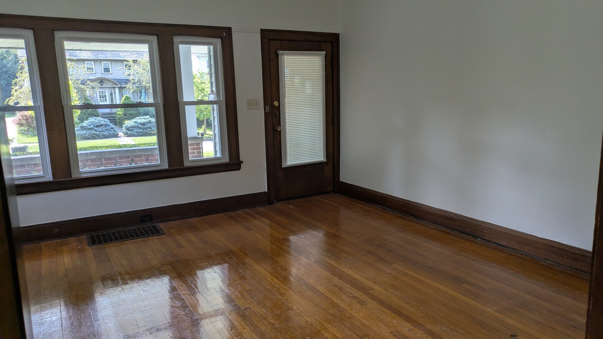 Building Photo - 2438 Woodmere Dr