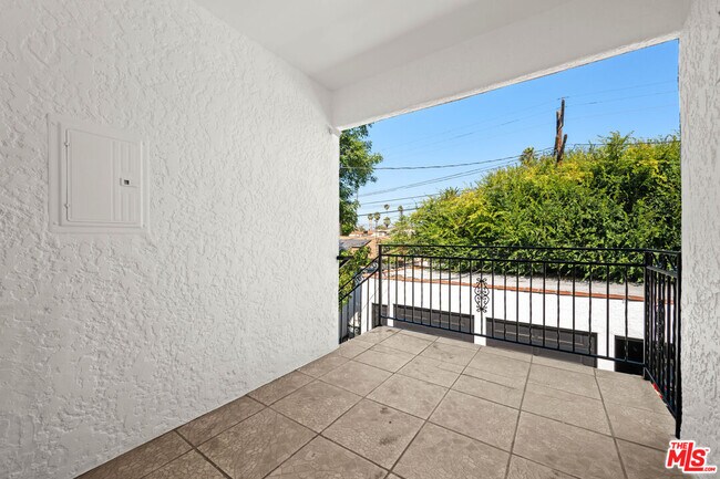 Building Photo - 424 N Gardner St