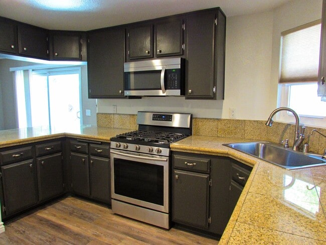 Building Photo - Gorgeous Private  Townhome on Cul-de-Sac--...