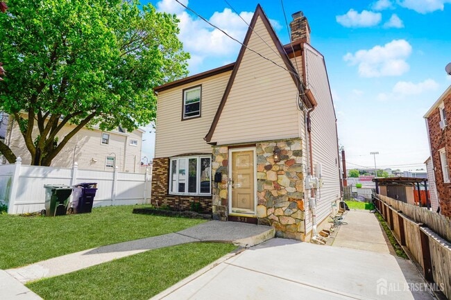Building Photo - 371 Alpine St