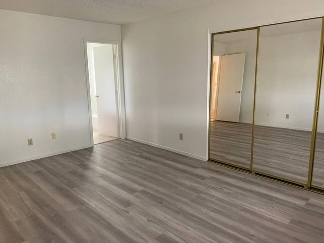 Building Photo - 2 Bed / 2 Bath Condo for Rent