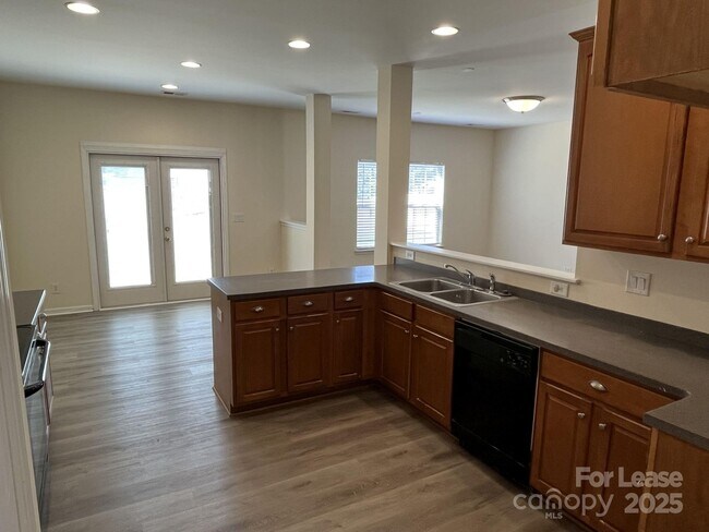 Building Photo - 242 Summit Park Ct